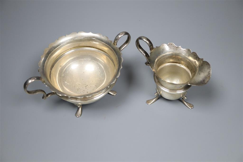 An Edwardian silver cream jug and a sugar bowl, Birmingham, 1904, 9oz